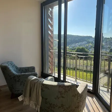 Cheerful 1 Bedroom With Forest View